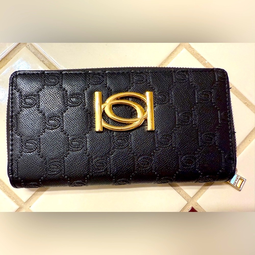 Elegant Black and Gold Women's Clutch